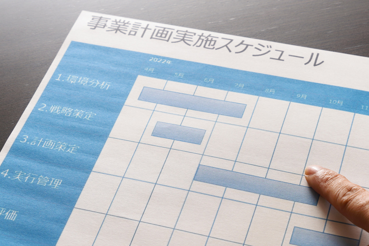 マイルストーンとは？ プロジェクト管理におけるマイルストーンの意味をわかりやすく解説