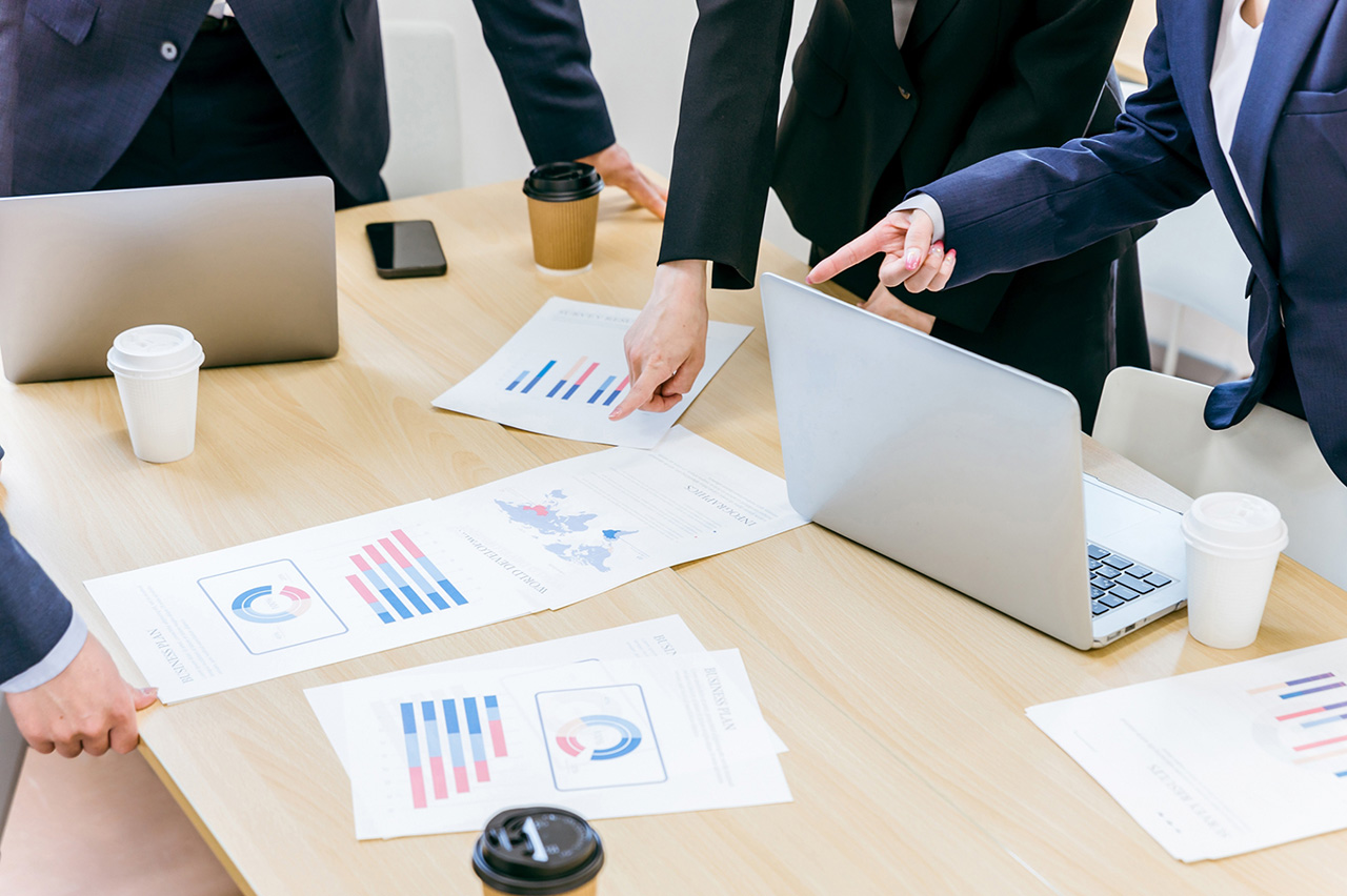 PMOとPMの違いをわかりやすく解説！役割・仕事内容・上下関係と成功事例まで